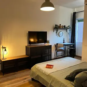 Appartamento Stylish 3 Km Away From Duomo - Netflix, Wi-fi, All Comforts Included, Milano